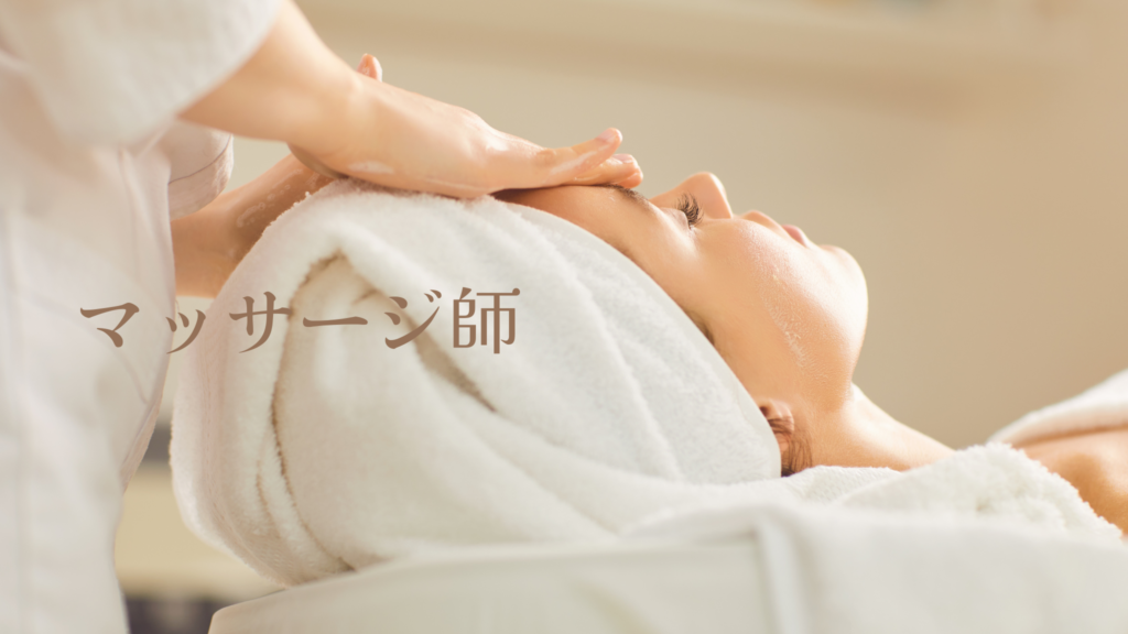 おでこをマッサージする手元と横たわっている女性の横顔