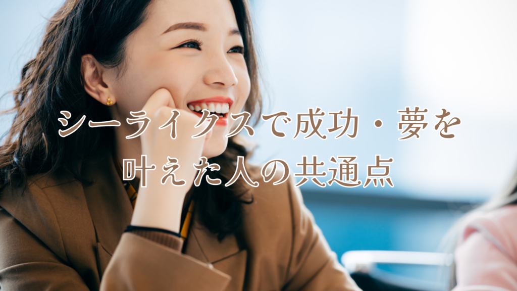 茶色のスーツを着た髪の長い女性が笑顔で誰かと話しています