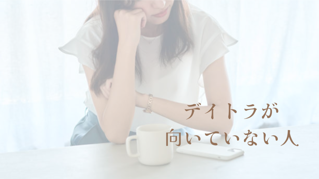 机に肘をつき頭を抱える女性